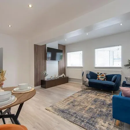 Elegant & Spacious 1 Bed Flat, Crayford, Dartford
